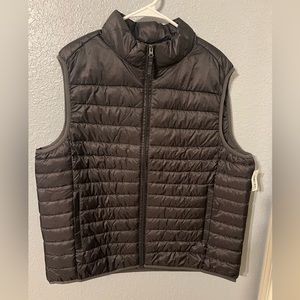 Amazon essentials puffer vest never worn new size XL.